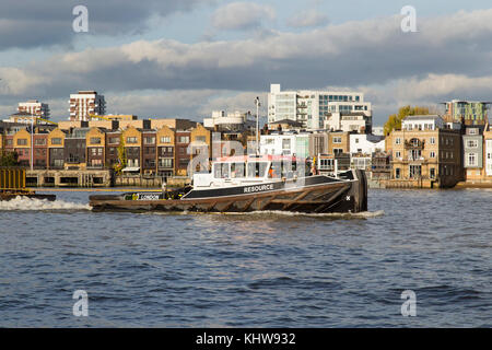Chaland de charge sur la Tamise à Rotherhithe London United Kingdom Banque D'Images