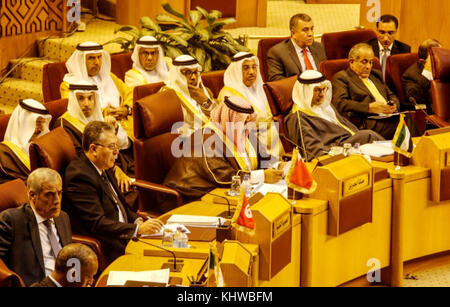 Le Caire, Égypte. 19 novembre 2017. Les ministres arabes des affaires étrangères assistent à une réunion au siège de la Ligue arabe, dans la capitale égyptienne, le Caire, le 19 novembre 2017. Les ministres arabes des Affaires étrangères se sont réunis au Caire à la demande de l'Arabie Saoudite d'une réunion extraordinaire pour discuter des allégations de « violations » commises par l'Iran dans la région crédit: Stranger/APA Images/ZUMA Wire/Alamy Live News Banque D'Images