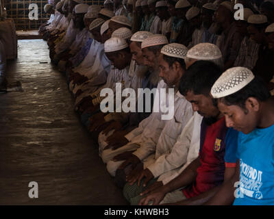 1 octobre 2017 - Cox's bazar, Bangladesh - un groupe de réfugiés vu prier dans la mosquée, ils ont construit eux-mêmes. Les réfugiés ont à construire la plus grande partie de leurs bâtiments et abris par eux-mêmes. La rapidité avec laquelle sont les nouvelles colonies établies est étonnant.avec plus de 500 000 réfugiés du Myanmar après l'explosion de violence en août 2017, ''exode rohingya'' est devenu plus rapide de l'expulsion dans le 21 siècle. Les graves violations des droits humains ont été signalées au cours de la répression militaire du Myanmar, qui a suivi après l'attaque de l'Armée du salut de l'Arakan. D'immenses camps de réfugiés sont en cours de forme Banque D'Images