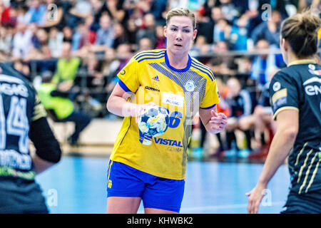 19 novembre 2017 : joanna szarawaga gdyia # 66 (vistal) au cours de l'ehf champions league match entre csm Bucarest (ROU) vs vistal gdynia (POL) au hall polyvalent dinamo de Bucarest, Roumanie rou. copyright : Cronos/catalin soare Banque D'Images