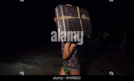 26 septembre 2017 - Cox's Bazar, Bangladesh - des réfugiés rohingyas débarquent au Bangladesh après avoir traversé la rivière Naf sur leur vol en provenance du Myanmar. Avec plus de 500 000 réfugiés fuyant le Myanmar après la flambée de violence en août 2017, ''l'exode Rohingya'' est devenu l'expulsion humaine la plus rapide du 21ème siècle. Les graves violations des droits de l'homme ont été signalées lors de la répression militaire au Myanmar, qui a suivi l'attaque de l'Armée du salut de l'Arakan. D'immenses camps se forment dans le sud du Bangladesh, où la plupart des réfugiés arrivent. (Crédit image : © Martin Trabalik/SOPA via ZUMA Wir Banque D'Images