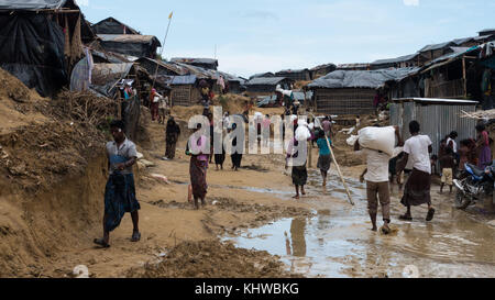 24 septembre 2017 - Cox's bazar, BANGLADESH - personnes vu marcher dans balukhali camp de réfugiés. Avec plus de 500 000 réfugiés du Myanmar après l'explosion de violence en août 2017, ''exode rohingya'' est devenu plus rapide de l'expulsion dans le 21 siècle. Les graves violations des droits humains ont été signalées au cours de la répression militaire du Myanmar, qui a suivi après l'attaque de l'Armée du salut de l'Arakan. D'immenses camps de réfugiés sont en cours de formation dans le sud du Bangladesh où la plupart des réfugiés arrivent.avec plus de 500 000 réfugiés du Myanmar après l'explosion de violence en août 2 Banque D'Images