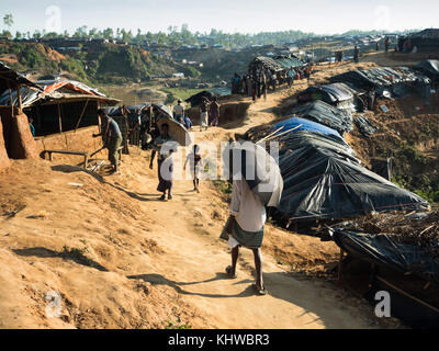 4 octobre 2017 - Cox's bazar, BANGLADESH - est en train de devenir le plus grand de kutupalong camp de réfugiés dans le monde.avec plus de 500 000 réfugiés du Myanmar après l'explosion de violence en août 2017, ''exode rohingya'' est devenu plus rapide de l'expulsion dans le 21 siècle. Les graves violations des droits humains ont été signalées au cours de la répression militaire du Myanmar, qui a suivi après l'attaque de l'Armée du salut de l'Arakan. D'immenses camps de réfugiés sont en cours de formation dans le sud du Bangladesh où la plupart des réfugiés arrivent. crédit : martin/trabalik sopa/zuma/Alamy fil live news Banque D'Images