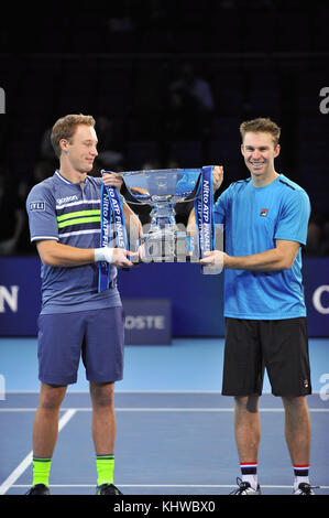 Londres, Royaume-Uni. 19 novembre 2017. Henri Kontinen (fin) et John Peers (AUS) ont remporté le trophée Nitto ATP finals après avoir remporté le double concours à l'O2 Arena, Londres, Royaume-Uni. Les finales de l'Association des professionnels du tennis (ATP) sont les championnats de fin de saison et présentent les 16 meilleurs doubles paires ainsi qu'une compétition de célibataires. L'événement est le deuxième plus haut niveau du tournoi de tennis pour hommes après les quatre tournois Grand Chelem. L'événement attire plus d'un quart de million de spectateurs et génère un nombre de téléspectateurs global de plus de 100 millions. Crédit : Michael Preston/Ala Banque D'Images