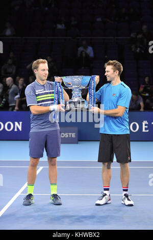 Londres, Royaume-Uni. 19 novembre, 2017. Henri kontinen (fin) et John (aus) tenant le trophée atp nitto finale après avoir remporté le double à l'O2 Arena, London, UK. l'association des professionnels de tennis (ATP) finales sont à l'arrêt et la fonctionnalité championnats top 16 paires de doubles ainsi qu'un des célibataires la concurrence. l'événement est le deuxième plus haut niveau de tournoi de tennis pour hommes après les quatre tournois du Grand chelem. l'événement attire plus d'un quart de million de spectateurs, ainsi que la génération d'un auditoire global tv de plus de 100 millions de dollars. crédit : michael preston/ala Banque D'Images