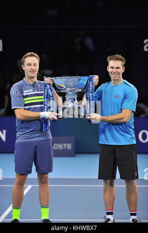 Londres, Royaume-Uni. 19 novembre, 2017. Henri kontinen (fin) et John (aus) tenant le trophée atp nitto finale après avoir remporté le double à l'O2 Arena, London, UK. l'association des professionnels de tennis (ATP) finales sont à l'arrêt et la fonctionnalité championnats top 16 paires de doubles ainsi qu'un des célibataires la concurrence. l'événement est le deuxième plus haut niveau de tournoi de tennis pour hommes après les quatre tournois du Grand chelem. l'événement attire plus d'un quart de million de spectateurs, ainsi que la génération d'un auditoire global tv de plus de 100 millions de dollars. crédit : michael preston/ala Banque D'Images