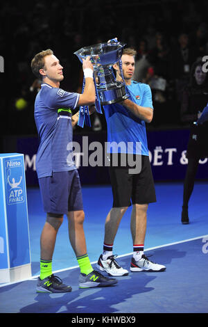 Londres, Royaume-Uni. 19 novembre 2017. Henri Kontinen (fin) et John Peers (AUS) ont remporté le trophée Nitto ATP finals après avoir remporté le double concours à l'O2 Arena, Londres, Royaume-Uni. Les finales de l'Association des professionnels du tennis (ATP) sont les championnats de fin de saison et présentent les 16 meilleurs doubles paires ainsi qu'une compétition de célibataires. L'événement est le deuxième plus haut niveau du tournoi de tennis pour hommes après les quatre tournois Grand Chelem. L'événement attire plus d'un quart de million de spectateurs et génère un nombre de téléspectateurs global de plus de 100 millions. Crédit : Michael Preston/Ala Banque D'Images