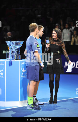 Londres, Royaume-Uni. 19 novembre 2017. Henri Kontinen (fin) et John Peers (AUS) interviewés par Annabel Croft après avoir remporté la finale du double lors de la compétition de double dans la finale ATP Nitto à l'O2 Arena, Londres, Royaume-Uni. Les finales de l'Association of Tennis Professionals (ATP) sont les championnats de fin de saison et présentent les 16 meilleures paires de doubles ainsi qu'une compétition de simples. L'événement est le deuxième plus haut niveau de tournoi de tennis masculin après les quatre tournois du Grand Chelem. Crédit : Michael Preston/Alamy Live News Banque D'Images