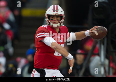 Madison, WI, USA. 18 Nov, 2017. Les blaireaux du Wisconsin quarterback Alex Hornibrook # 12 offre un laissez-passer lors de la NCAA Football match entre le Michigan Le carcajou et le Wisconsin Badgers au Camp Randall Stadium à Madison, WI. Wisconsin Michigan défait 24-10. John Fisher/CSM/Alamy Live News Banque D'Images