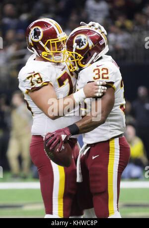 La Nouvelle-Orléans, Louisiane, Etats-Unis. 19 Nov, 2017. (De gauche à droite) Redskins de Washington center Chase Groupe Roullier félicite Redskins de Washington d'utiliser de nouveau Samaje sur périne son touchdown contre les New Orleans Saints à la Mercedes-Benz Superdome à La Nouvelle-Orléans, Louisiane USA le 19 novembre 2017. Crédit : Dan Anderson/ZUMA/Alamy Fil Live News Banque D'Images