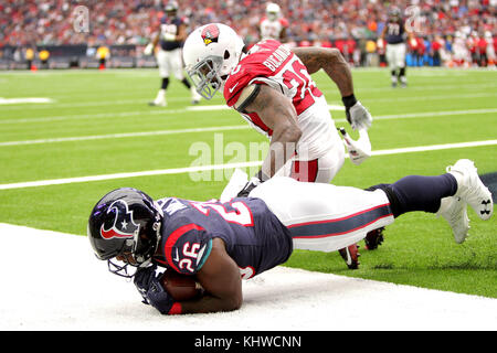 Houston, Texas, USA. 19 Nov, 2017. Running back des Houston Texans LAMAR MILLER (26) tend la main pour attraper un laissez passer pour un touché au cours du deuxième trimestre de l'action de la NFL contre les Arizona Cardinals à NRG Stadium. Crédit : Erik Williams/ZUMA/Alamy Fil Live News Banque D'Images