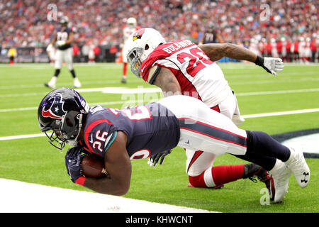 Houston, Texas, USA. 19 Nov, 2017. Running back des Houston Texans LAMAR MILLER (26) tend la main pour attraper un laissez passer pour un touché au cours du deuxième trimestre de l'action de la NFL contre les Arizona Cardinals à NRG Stadium. Crédit : Erik Williams/ZUMA/Alamy Fil Live News Banque D'Images