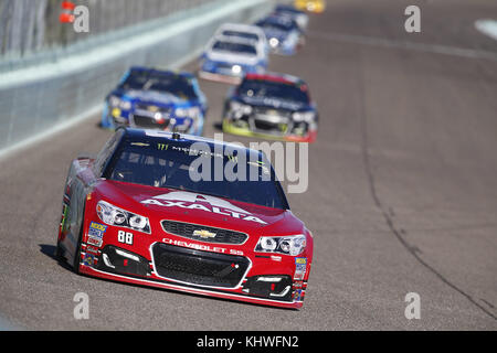 Homestead, Floride, USA. 19 Nov, 2017. Dale Earnhardt Jr (88) batailles pour position lors de la Chevrolet Volt 2011 400 à Homestead-Miami Speedway à Homestead, Floride. Crédit : Justin R. Noe Asp Inc/ASP/ZUMA/Alamy Fil Live News Banque D'Images