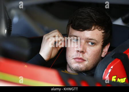 Homestead, Floride, USA. 18 Nov, 2017. 18 novembre 2017 - Homestead, Floride, USA : Erik Jones (77) que les sangles dans sa voiture à la pratique pour la Chevrolet Volt 2011 400 à Homestead-Miami Speedway à Homestead, Floride. Crédit : Chris Owens Asp Inc/ASP/ZUMA/Alamy Fil Live News Banque D'Images