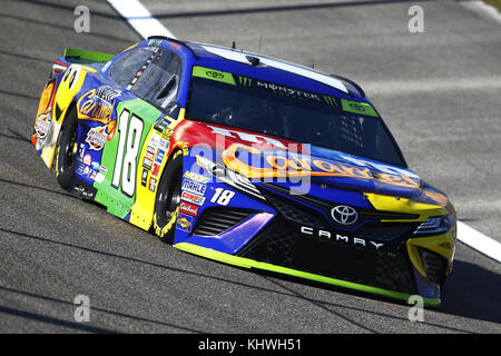 Homestead, Floride, USA. 17 novembre, 2017. 17 novembre 2017 - Homestead, Floride, USA : Kyle Busch (18) apporte sa voiture à travers les virages au cours de la pratique pour la Chevrolet Volt 2011 400 à Homestead-Miami Speedway à Homestead, Floride. Crédit : Chris Owens Asp Inc/ASP/ZUMA/Alamy Fil Live News Banque D'Images