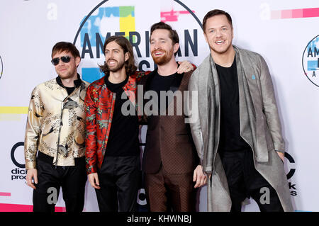 Los Angeles, États-Unis. 19 novembre 2017. Ben McKee, Daniel Wayne Sermon, Daniel Platzman et Dan Reynolds (imagine Dragons) assistent aux American Music Awards 2017 au Microsoft Theatre le 19 novembre 2017 à Los Angeles, en Californie. Crédit: Geisler-Fotopress/Alay Live News Banque D'Images