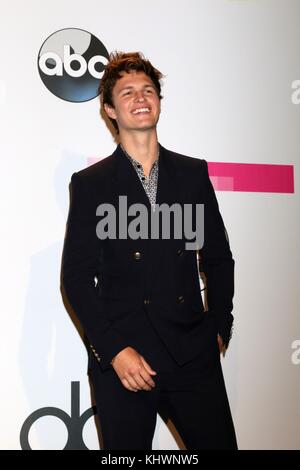 Los Angeles, CALIFORNIE, États-Unis. 19 novembre 2017. Ansel Elgort dans la salle de presse pour 2017 American Music Awards (AMAS) - salle de presse, Microsoft Theater, Los Angeles, CA 19 novembre 2017. Crédit : Priscilla Grant/Everett Collection/Alamy Live News Banque D'Images