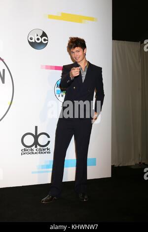 Los Angeles, CALIFORNIE, États-Unis. 19 novembre 2017. Ansel Elgort dans la salle de presse pour 2017 American Music Awards (AMAS) - salle de presse, Microsoft Theater, Los Angeles, CA 19 novembre 2017. Crédit : Priscilla Grant/Everett Collection/Alamy Live News Banque D'Images