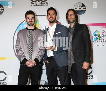 Los Angeles, CALIFORNIE, États-Unis. 19 novembre 2017. Brad Delson, Mike Shinoda, Rob Bourdon, Linkin Park dans la salle de presse des American Music Awards 2017 (AMAS) - salle de presse, Microsoft Theater, Los Angeles, CA 19 novembre 2017. Crédit : Priscilla Grant/Everett Collection/Alamy Live News Banque D'Images