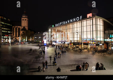 Allemagne, Cologne, la place en face de la gare principale, illuminée la nuit, église Saint Mariae Himmelfahrt. Deutschland, Koeln, der Bahnhofsvorpl Banque D'Images