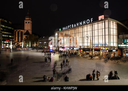 Allemagne, Cologne, la place en face de la gare principale, illuminée la nuit, église Saint Mariae Himmelfahrt. Deutschland, Koeln, der Bahnhofsvorpl Banque D'Images