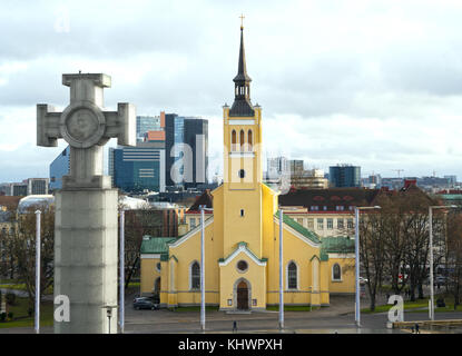 La colonne de la victoire de la guerre d'indépendance et l'église Saint-Jean à Tallinn. Banque D'Images