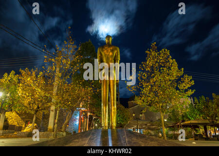 Statue de bronze située sur la place publique principale du village de Vytina, à Péloponnèse, en Grèce, dans une nuit de lune. Banque D'Images