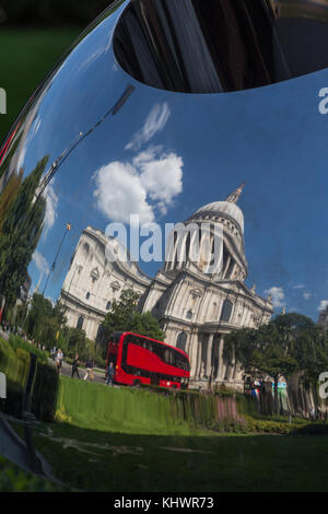 La Cathédrale St Paul reflète dans l'art public, London, UK Banque D'Images