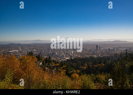 La ville de Portland en Oregon est assis sous l'œil attentif du Mt. Hood dans l'arrière-plan sur une journée normale mais légèrement brumeux à la fin de l'automne. Banque D'Images