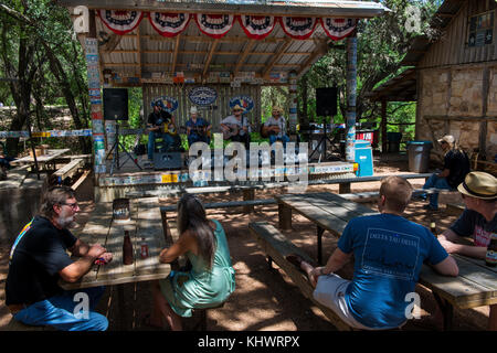 Luckenbach, Texas - 8 juin 2014 : les personnes assistant à un concert de musique country à Luckenbach, Texas, USA. Banque D'Images