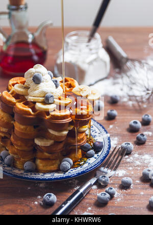 Gaufres maison aux myrtilles, banane et miel Banque D'Images