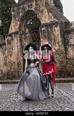 Jeunes mexicaines vêtues de costumes de la Calavera Catrina au Templo del Sagrario pendant le festival du jour des morts ou de la Día de Muertos 31 octobre 2017 à Patzcuaro, Michoacan, Mexique. Le festival a été célébré depuis que l'empire aztèque célèbre les ancêtres et les proches décédés. Banque D'Images