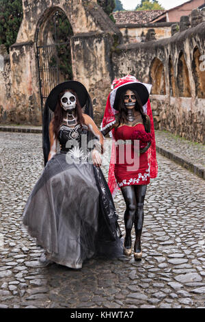 Jeunes mexicaines vêtues de costumes de la Calavera Catrina au Templo del Sagrario pendant le festival du jour des morts ou de la Día de Muertos 31 octobre 2017 à Patzcuaro, Michoacan, Mexique. Le festival a été célébré depuis que l'empire aztèque célèbre les ancêtres et les proches décédés. Banque D'Images