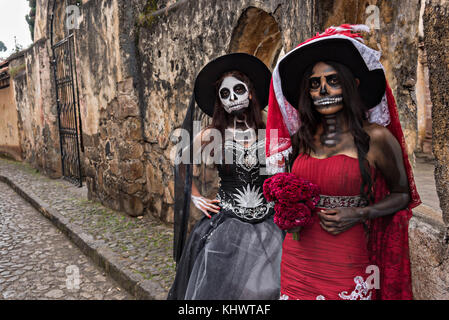 Jeunes mexicaines vêtues de costumes de la Calavera Catrina au Templo del Sagrario pendant le festival du jour des morts ou de la Día de Muertos 31 octobre 2017 à Patzcuaro, Michoacan, Mexique. Le festival a été célébré depuis que l'empire aztèque célèbre les ancêtres et les proches décédés. Banque D'Images