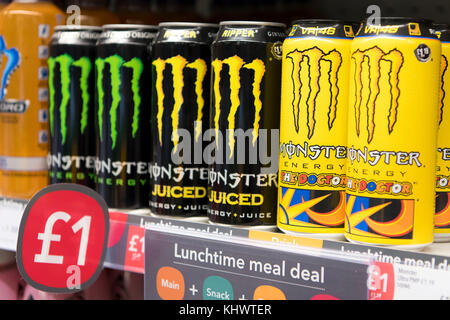 Les canettes de boissons monster energy sur l'affichage en vente sur une étagère dans un supermarché store. Banque D'Images