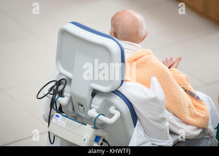 Un vieux nhs patient dans un lit d'hôpital président Banque D'Images