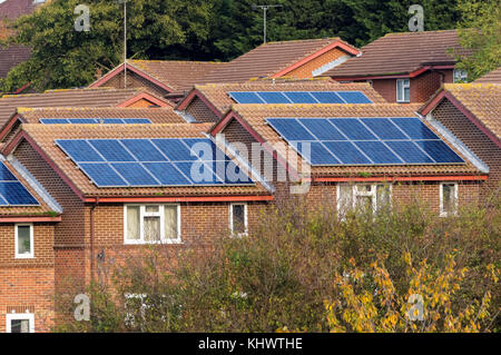 Maisons avec des panneaux solaires à Londres, Angleterre, Royaume-Uni, UK Banque D'Images