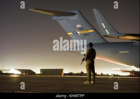 Une des forces de sécurité de l'US Air Force Phoenix Raven Membre de l'équipe affectés à la 816th Escadron de transport aérien expéditionnaire protège un C-17 Globemaster III tout en menant des opérations de transport aérien pour lutter contre les forces de la coalition américaine en Irak et en Syrie, dans le cadre de l'opération, Résoudre inhérent Novembre 11, 2017. Le Phoenix Raven programme garantit la sécurité de proximité d'aéronefs d'aviation en transit où la sécurité est inconnue ou une sécurité supplémentaire est nécessaire. Banque D'Images