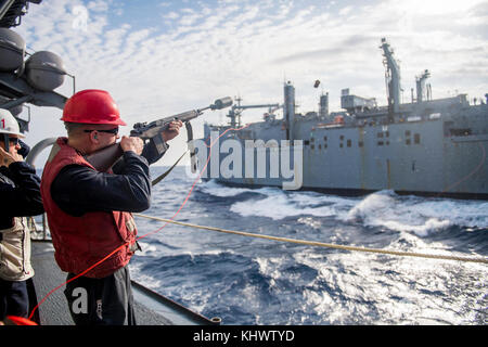 171115-N-VR594-0093 MER DES PHILIPPINES (nov. 15, 2017) Gunner's Mate 2e classe Justin Gay, de Guyton, Ga., incendies un shot de la classe Ticonderoga croiseur lance-missiles USS Princeton (CG 59) pour le navire de munitions et de marchandises sèches USNS Wally Shirra (T-AKE 8) au cours d'un ravitaillement en mer. Princeton est partie de la Groupe aéronaval Nimitz en fonction d'un programme de déploiement de la 7ème Flotte américaine zone d'opérations à l'appui d'opérations de sécurité maritime et les efforts de coopération en matière de sécurité dans le théâtre. La Flotte américaine du Pacifique a patrouillé dans la région Indo-pacifique couramment pour plus de 70 ans promotion Banque D'Images