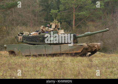 Du 2e Brigade blindée, 1re Division d'infanterie dans leur M1A2 Abrams SEPv2 char de combat principal, mener une bataille contre les forces opposées au cours de l'esprit alliée à la 7e VII L'instruction de l'Armée de la commande de formation, Allemagne Zone Hohenfels, 30 octobre au 22 novembre 2017. Spirit est un allié de l'armée américaine l'Europe-dirigé, 7ATC-mené un exercice multinational série désignée pour développer et améliorer l'interopérabilité de l'OTAN et de la préparation. Banque D'Images