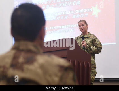 Le général de Susan A. Davidson, général commandant de la 8e commande de soutien du théâtre, parle aux participants au cours de la cérémonie d'ouverture de la 2017- américain de gestion des catastrophes de la Chine change à Camp Rilea, Ore., 16 novembre. L'assemblée annuelle du Pacifique de l'armée des États-Unis (USARPAC) événement de la coopération en matière de sécurité avec l'Armée populaire de libération (APL) est une occasion de partager les enseignements tirés afin d'accroître la capacité de réagir aux catastrophes naturelles dans la région du Pacifique. (U.S. Air Force photo de Nathan H. Barbour) Banque D'Images