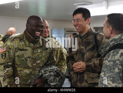 Les participants ont écouté les commentaires faits pendant la cérémonie d'ouverture de la Chine aux États-Unis 2017 - Échange de la gestion des catastrophes au Camp Rilea, Ore., 16 novembre. L'assemblée annuelle du Pacifique de l'armée des États-Unis (USARPAC) événement de la coopération en matière de sécurité avec l'Armée populaire de libération (APL) est une occasion de partager les enseignements tirés afin d'accroître la capacité de réagir aux catastrophes naturelles dans la région du Pacifique. Les participants à l'événement de cette année comprenait du Pacifique l'armée américaine, le 8e commandement, le soutien du théâtre de la Garde nationale de l'Oregon, le secteur de la US Coast Guard Columbia, le Centre d'excellence en matière de gestion des catastrophes Banque D'Images