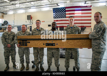 Les membres de la 74e Unité de maintenance d'aéronefs est sorti victorieux que les gagnants d'un concours trimestriel de la charge d'armes, le 16 novembre 2017, Moody Air Force Base, Ga, évalué les juges concurrents en fonction de la tenue et à l'apparence, un examen des connaissances et de chargement des munitions différentes pour déterminer la voie la plus efficace et l'équipe de chargement. (U.S. Air Force photo par Airman Eugène Oliver) Banque D'Images