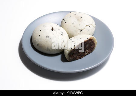 Gâteau de riz gluant ; plat sur fond blanc Banque D'Images