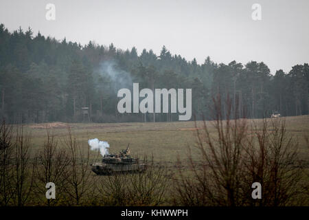 Deux chars Abrams M-1 simulées à l'une des rondes d'incendie d'une autre pendant un exercice d'entraînement de l'esprit alliée VII firefight dans Grafenwoehr, Allemagne Le 17 novembre 2017. Environ 3 700 militaires de 13 nations se sont réunis dans l'instruction de l'Armée de la 7e commande Zone d'entraînement dans le sud-est du Hohenfels Allemagne de participer à la septième itération de Allied Spirit, qui est prévue pour le 30 octobre - 22 novembre 2017. (U.S. Photo de l'armée par la CPS. Dustin D. Biven / Mobile 22e Détachement des affaires publiques) Banque D'Images