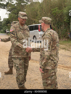 L'armée américaine le général Vincent Brooks, United States Forces Korea Commandant, accueille le 1er Bataillon, 1e Régiment d'artillerie de défense aérienne le 17 novembre 2017, à Kadena Air Base, au Japon. Brooks a été aux commandes de l'USF-K depuis avril 2016, et visité Kadena dans le cadre d'une tournée d'Okinawa. (U.S. Air Force photo par un membre de la 1re classe Greg Erwin) Banque D'Images