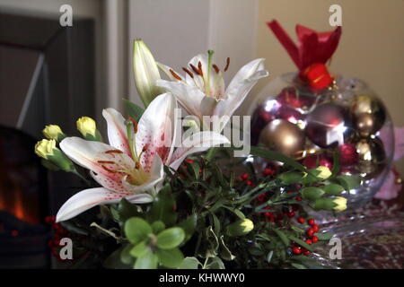 Bel arrangement de fleurs de noël avec des nénuphars et des oeillets Banque D'Images