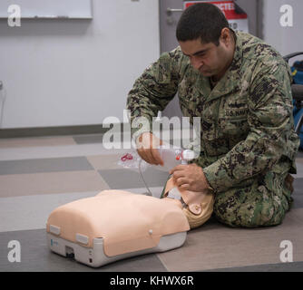 L'INSTALLATION DE SOUTIEN NAVAL DEVESELU, Roumanie (nov. 17, 2017) Hospital Corpsman 1re classe Edwin Dominguez démontre CPR lors d'un exercice d'entraînement à bord des installations de soutien (NSF) Deveselu. NSF Deveselu et Aegis à terre de défense antimissile Roumanie sont situés dans la base militaire roumaine 99e et jouer un rôle clé dans la défense antimissile balistique en Europe orientale. Banque D'Images