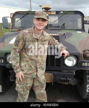 Sgt. Lukasz Szpakowski, un agent de maintenance des systèmes de chars M1A2 Abrams affecté au 1er Bataillon, 63e Régiment d'armure, 2e équipe de combat de brigade blindée, 1re Division d'infanterie, fort Riley, Kansas, jouit de la Pologne, le pays de sa naissance. Szpakowski, photographié le 18 novembre 2017, fait partie de la rotation « talon-à-pointe » de la Brigade du Dagger de soldats américains prêts à s'entraîner avec des nations alliées et partenaires pour démontrer leurs compétences et capacités de combat lors d'exercices de résolution de l'Atlantique dans toute l'Europe centrale. (É.-U. Photo de l'armée par l'état-major. Sgt. Sharon Matthias/22e détachement mobile des affaires publiques) Banque D'Images