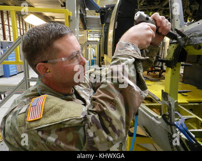 1ère classe privé Joshua Tuck installe un filtre en coin CLECOS de tenir un UH-60 ensemble de porte, 9 novembre. Tuck est d'emballage en métal le plus pratique comme il peut pendant ses deux semaines au Corpus Christi Army Depot où et les autres membres de la Garde nationale de l'Utah à partir de la Compagnie D, 2-211e soutien général Aviation Battalion train. Banque D'Images